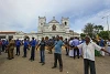 Hívők őrzik a Szent Antal templomot Colombo fővárosban.
