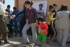 Die bunten Kinderjacken bringen Freude und Abwechslung in die grau-braunen Flüchtlingslager