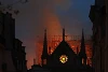 A párizsi Notre Dame katedrális lángokban.