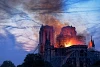 A párizsi Notre Dame katedrális lángokban.
