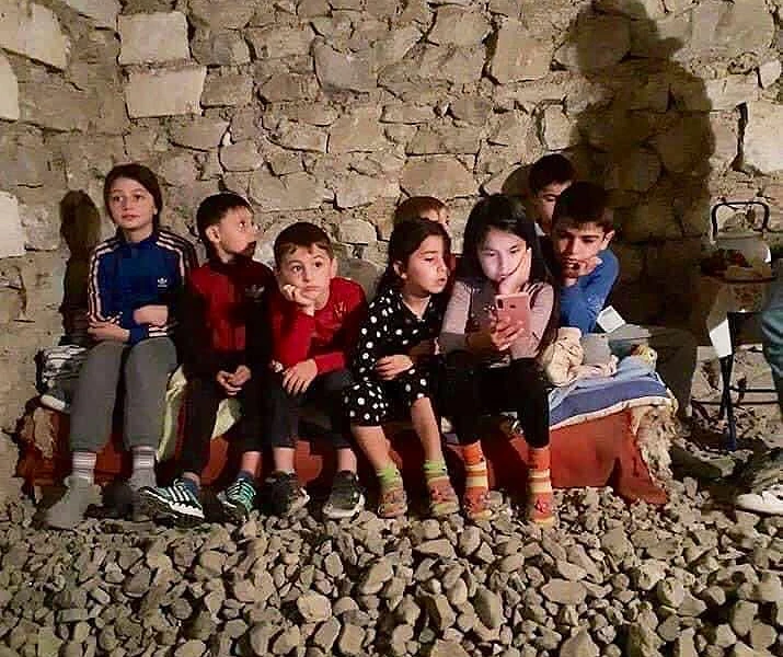 Örmény keresztény gyerekek várják a támadás végét egy pincében. | © CSI