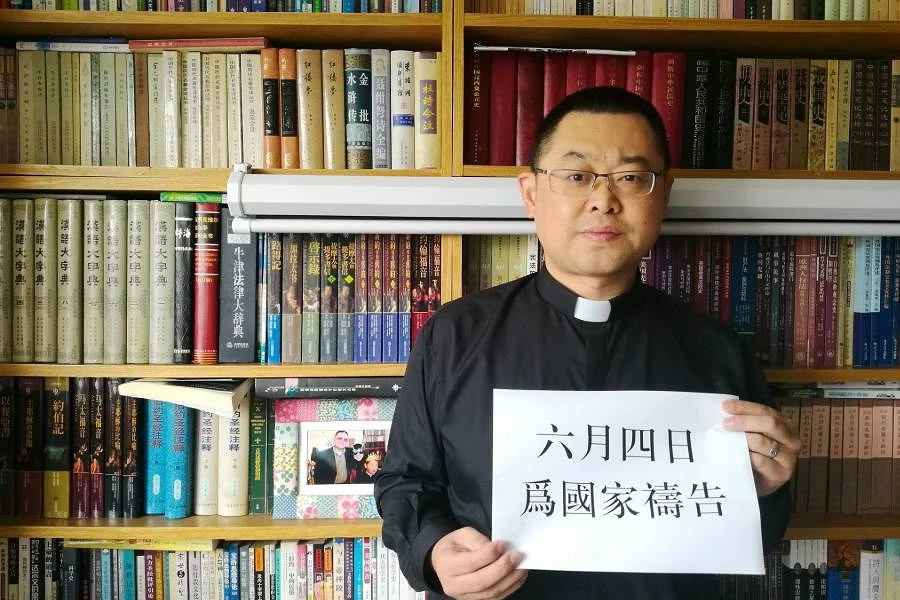Wang-Yi-lelkész-tábláján-a-felirat-„Imádkozzatok-a-nemzetért”