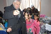 John Eibner verteilt Winterkleider an jesidische Flüchtlingskinder. Die Jesiden sind von der religiösen Säuberung besonders betroffen (csi)
