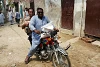 Iskender nimmt Qaisar, der schlimme Verbrennungen erlitt, auf eine Motorradfahrt mit (csi)