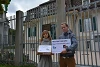 Corinne Germann und Adrian Hartmann von CSI mit den Protestkarten vor der saudi-arabischen Botschaft (csi)
