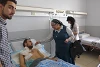 Schwester Sarah spendet einem Verletzten des Attentats in Tartus Trost und Hoffnung (csi)